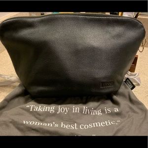 💄KUSSHI Lg Makeup Bag Leather + Bottle Protector